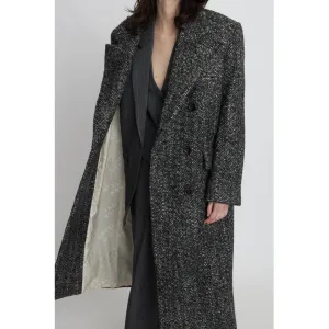 Coat with straight shoulders