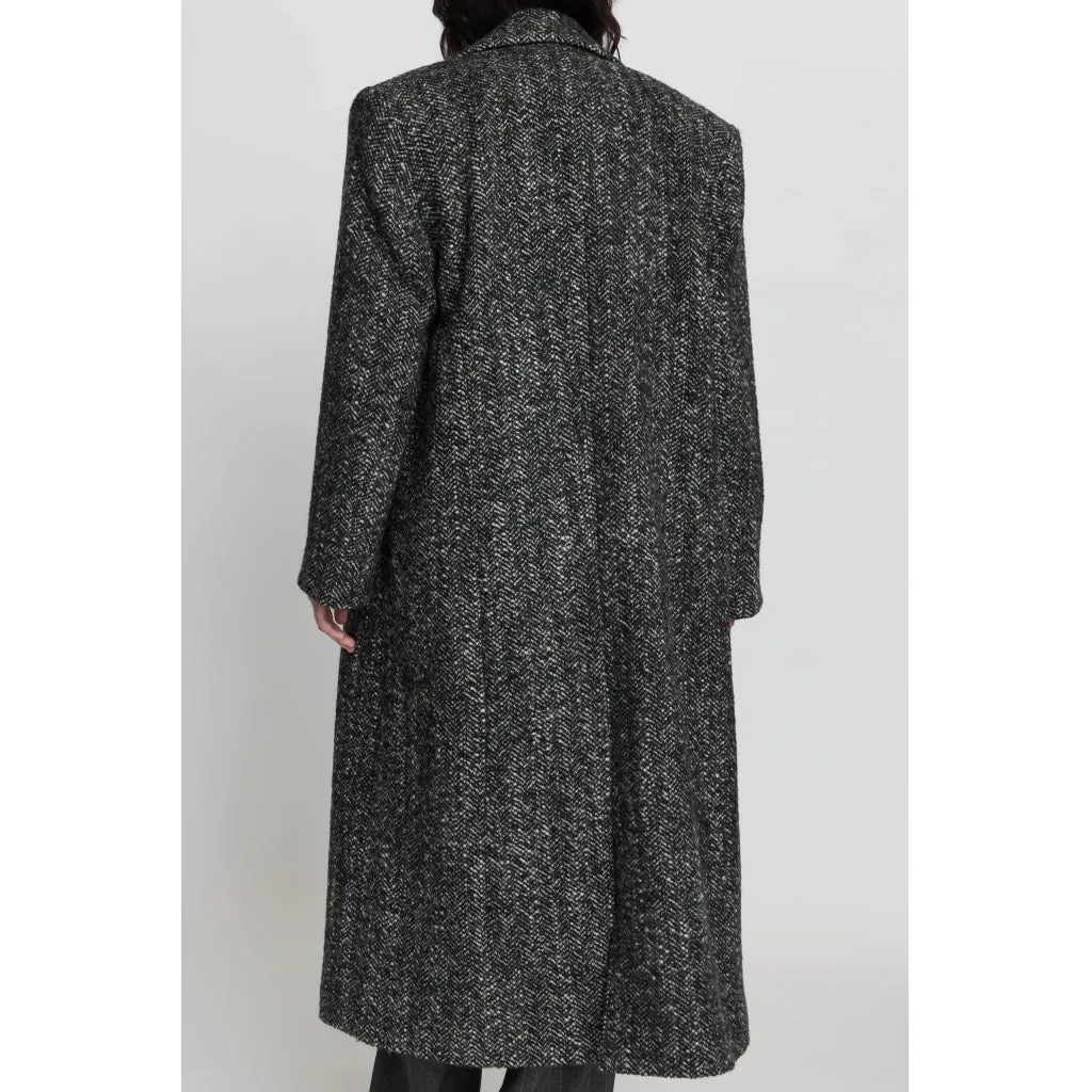 Coat with straight shoulders