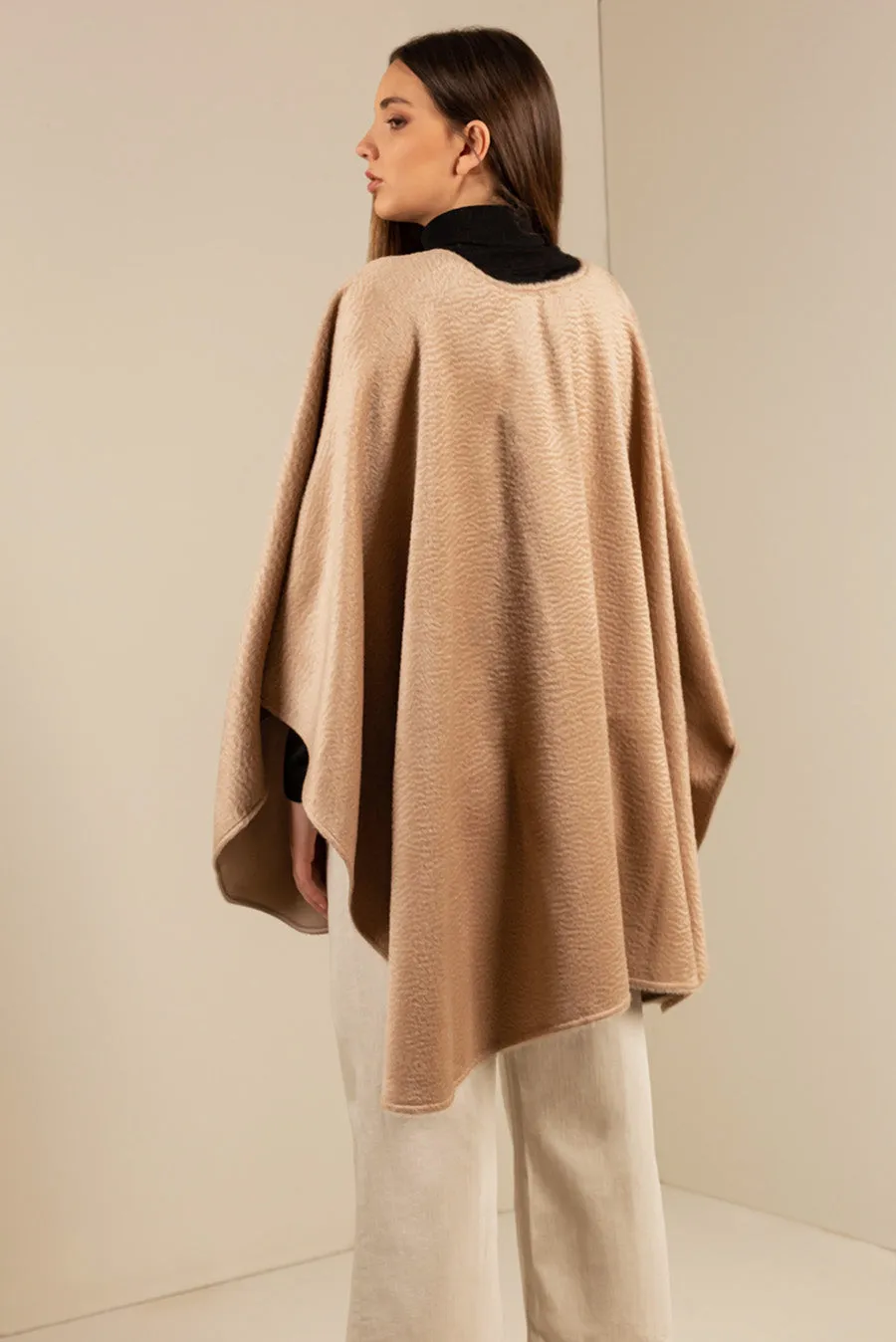 Uxa Cape Baby Alpaca Suri Color Beige