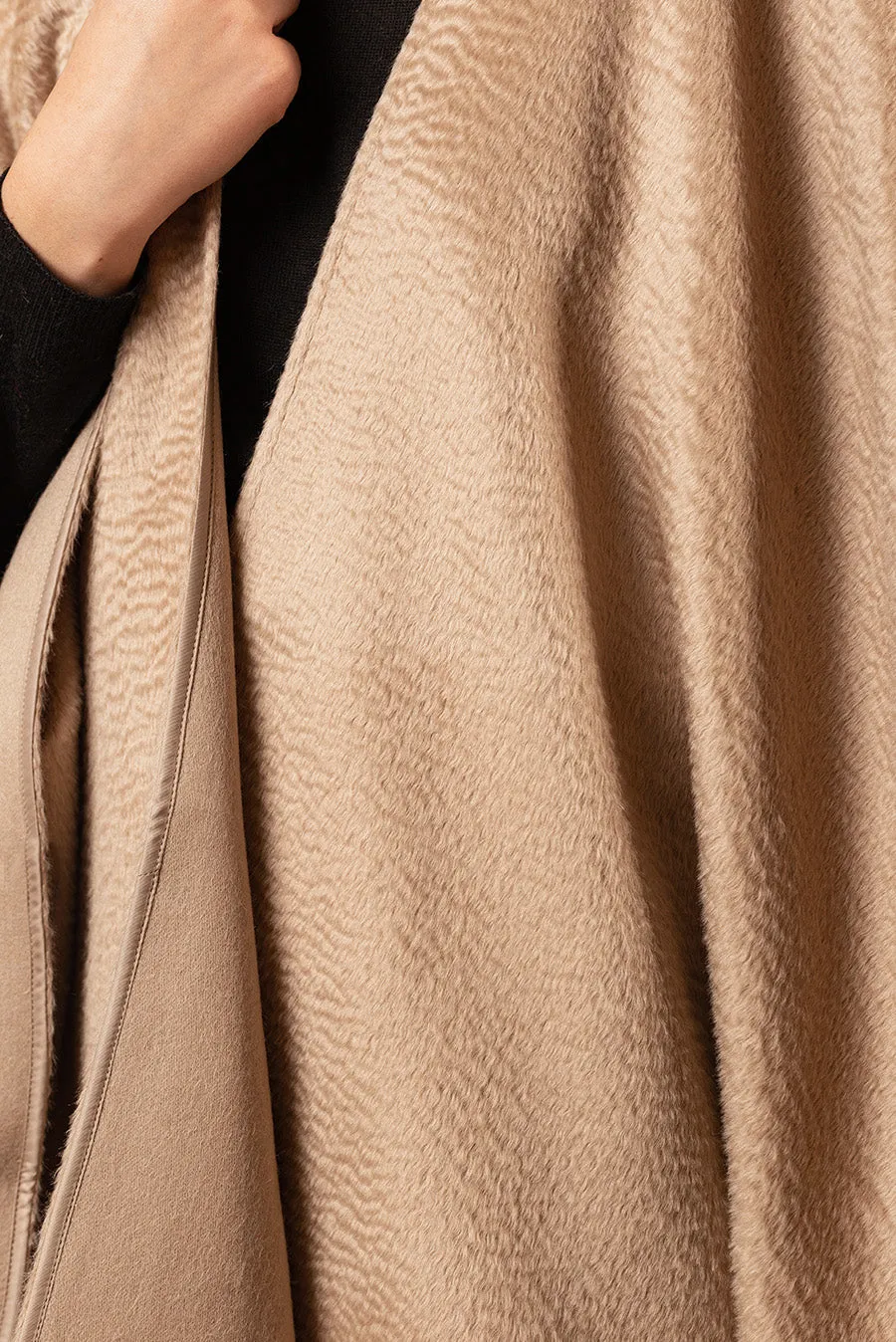Uxa Cape Baby Alpaca Suri Color Beige