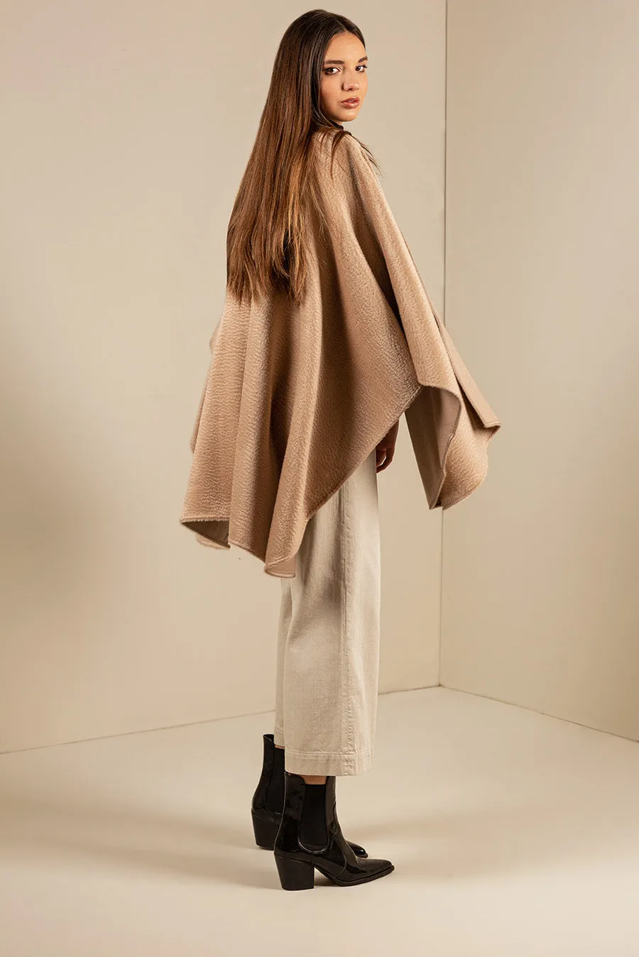 Uxa Cape Baby Alpaca Suri Color Beige