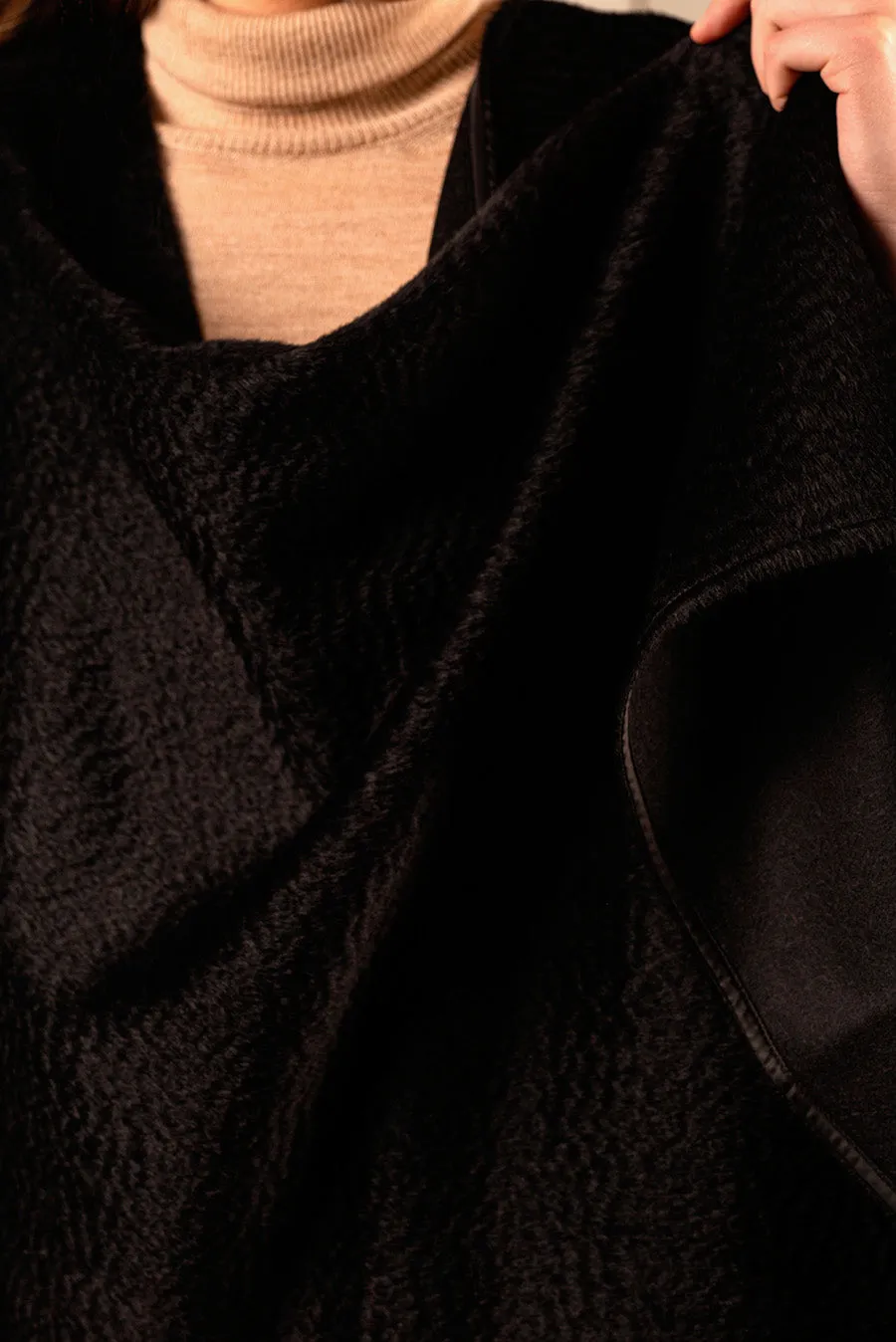 Uxa Cape Baby Alpaca Suri Color Black